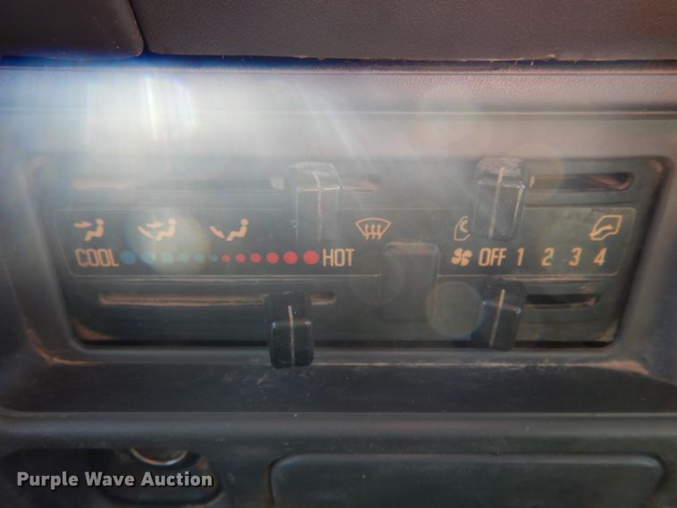 image for item DH6364 1995 Isuzu NPR flatbed truck