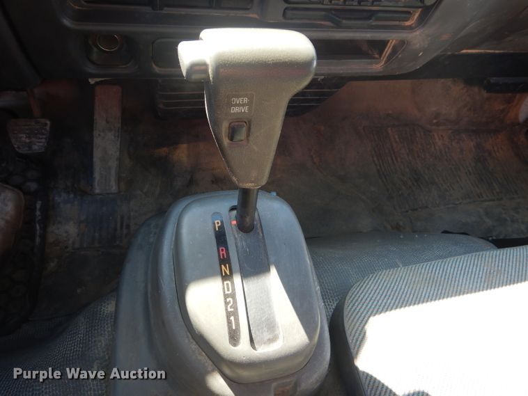 image for item DH6364 1995 Isuzu NPR flatbed truck