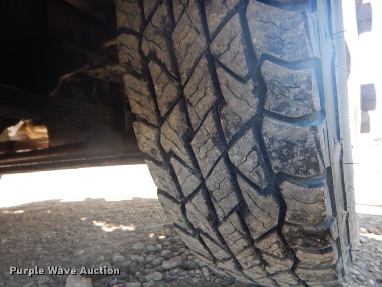 image for item DH6364 1995 Isuzu NPR flatbed truck