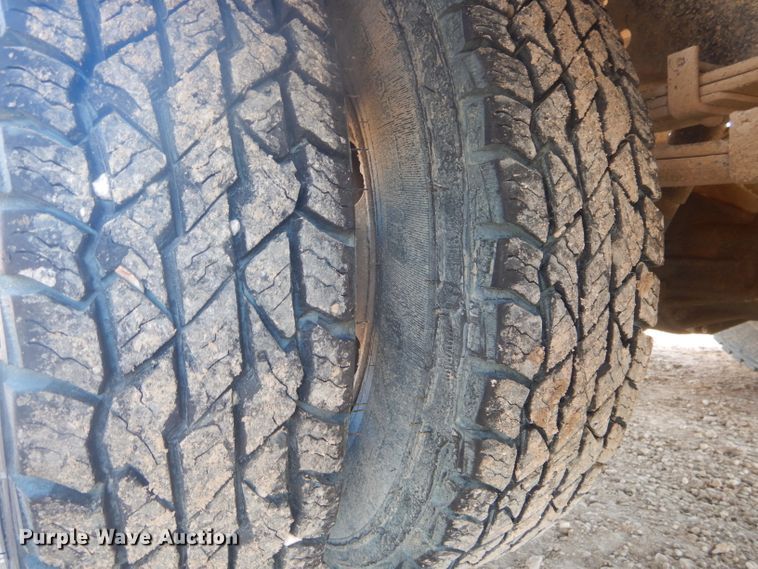 image for item DH6364 1995 Isuzu NPR flatbed truck