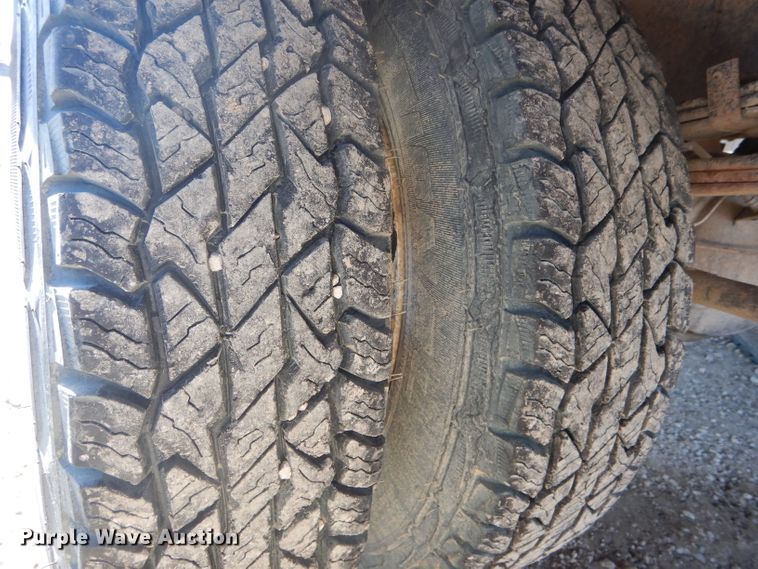 image for item DH6364 1995 Isuzu NPR flatbed truck