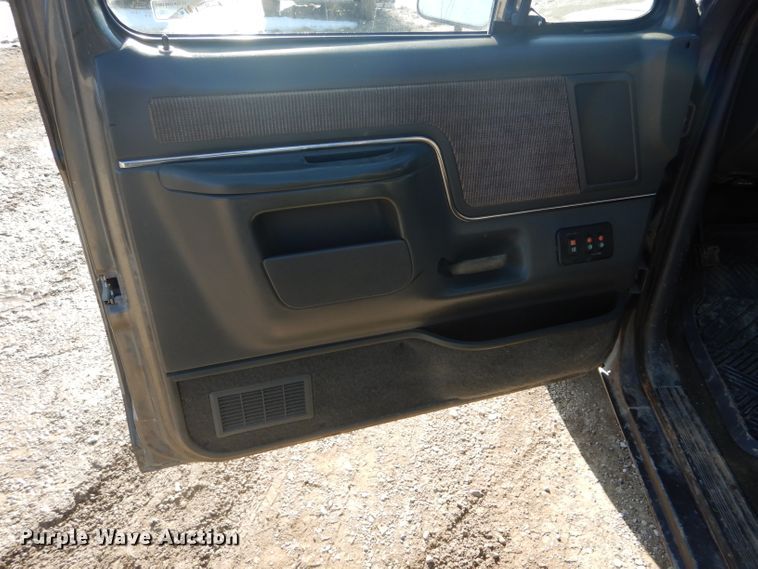 image for item DH6366 1990 Ford F150 XLT Lariat pickup truck