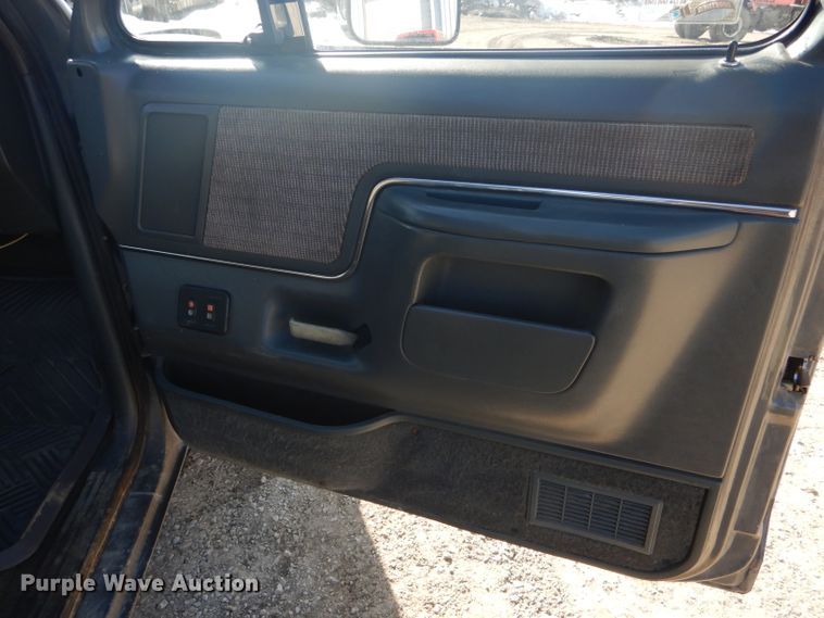 image for item DH6366 1990 Ford F150 XLT Lariat pickup truck