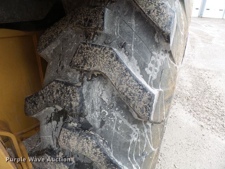 image for item DH7842 New Holland 555E backhoe