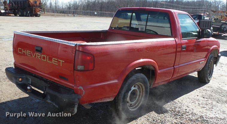 image for item DH7849 2002 Chevrolet S10 pickup truck