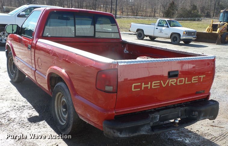 image for item DH7849 2002 Chevrolet S10 pickup truck