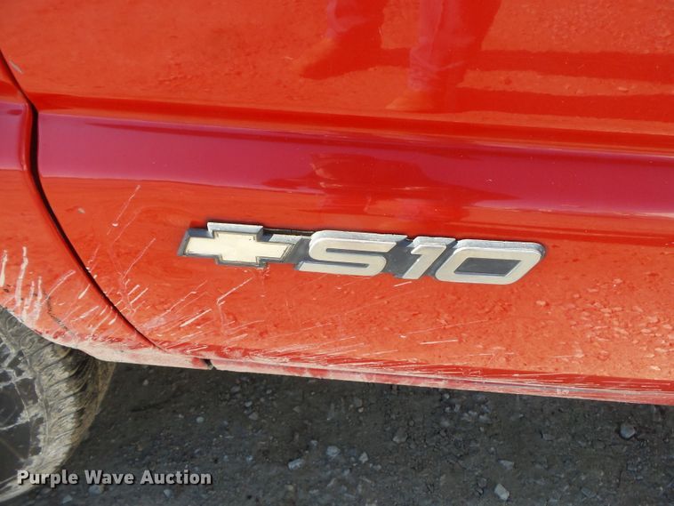 image for item DH7849 2002 Chevrolet S10 pickup truck