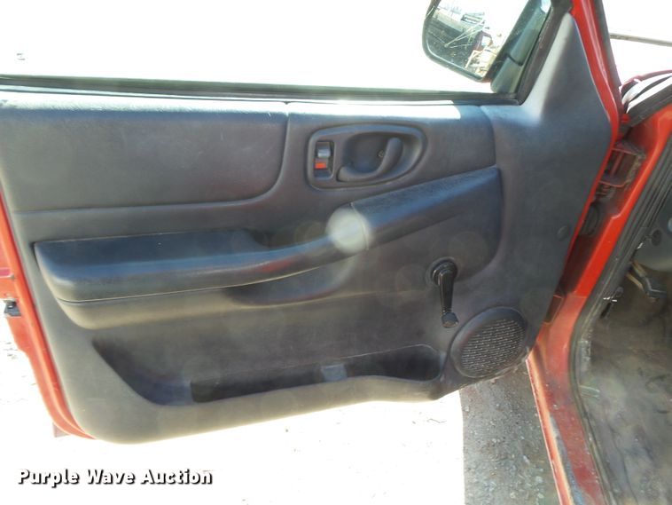 image for item DH7849 2002 Chevrolet S10 pickup truck