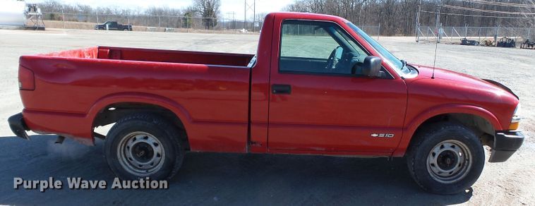 image for item DH7857 2002 Chevrolet S10 pickup truck