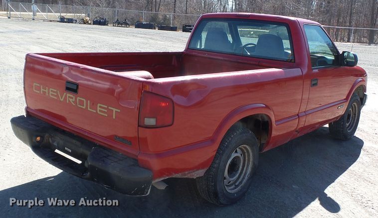 image for item DH7857 2002 Chevrolet S10 pickup truck