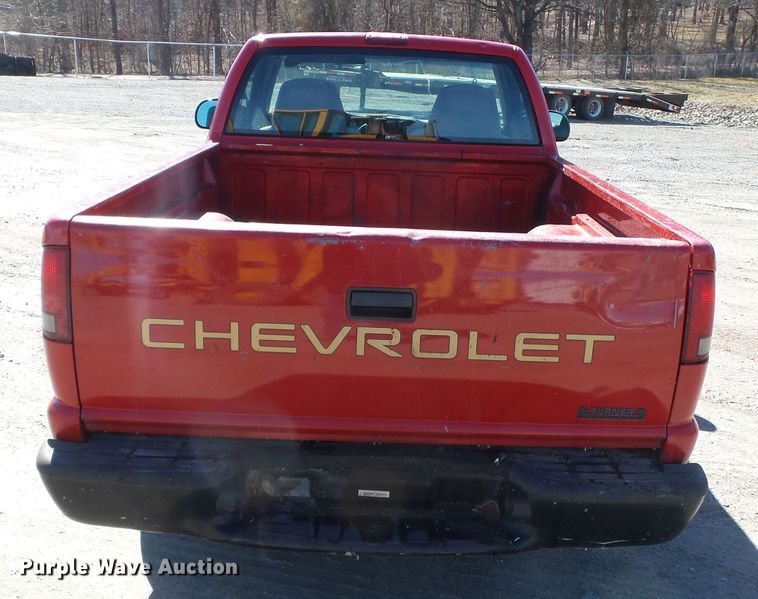 image for item DH7857 2002 Chevrolet S10 pickup truck