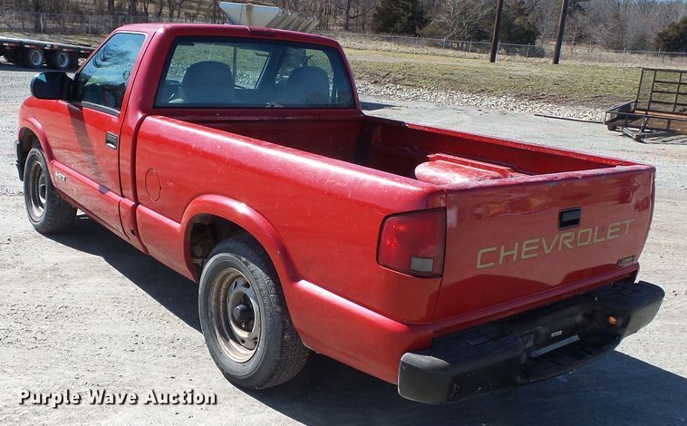 image for item DH7857 2002 Chevrolet S10 pickup truck