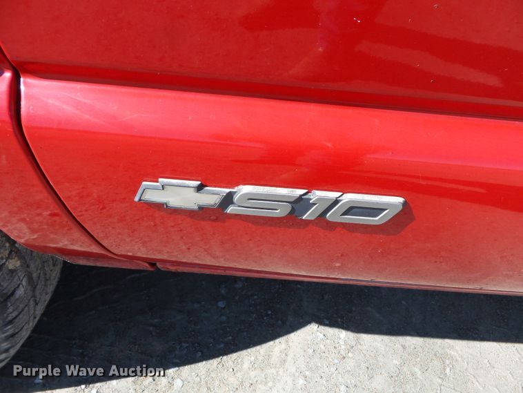 image for item DH7857 2002 Chevrolet S10 pickup truck