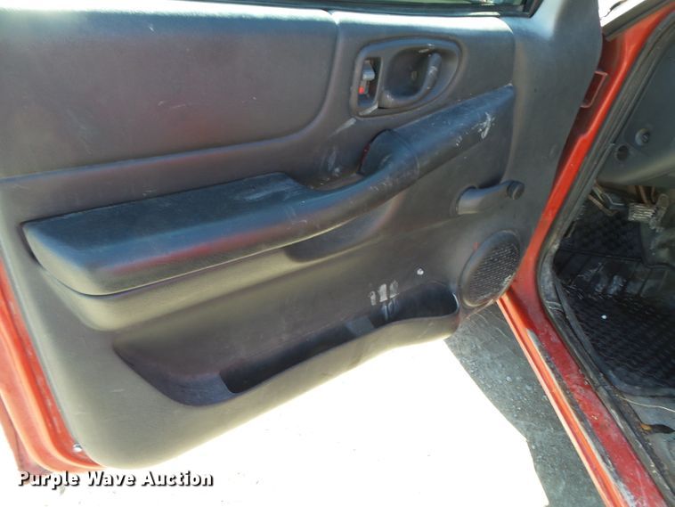 image for item DH7857 2002 Chevrolet S10 pickup truck