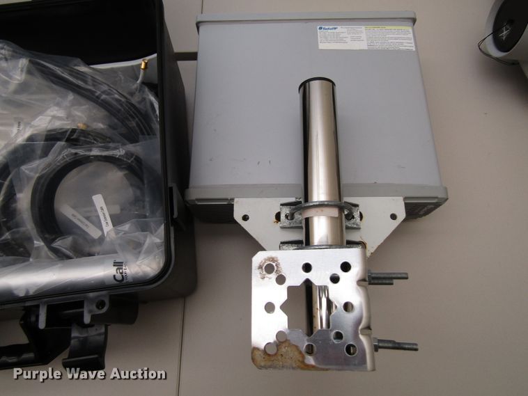 image for item FD9365 SolidRF internal cell phone booster