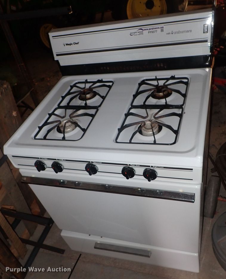 image for item FF9377 Magic Chef oven