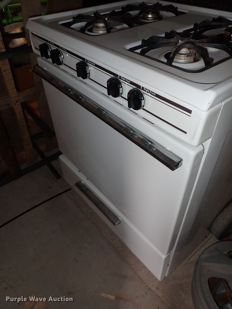 image for item FF9377 Magic Chef oven