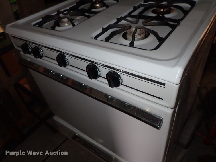 image for item FF9377 Magic Chef oven