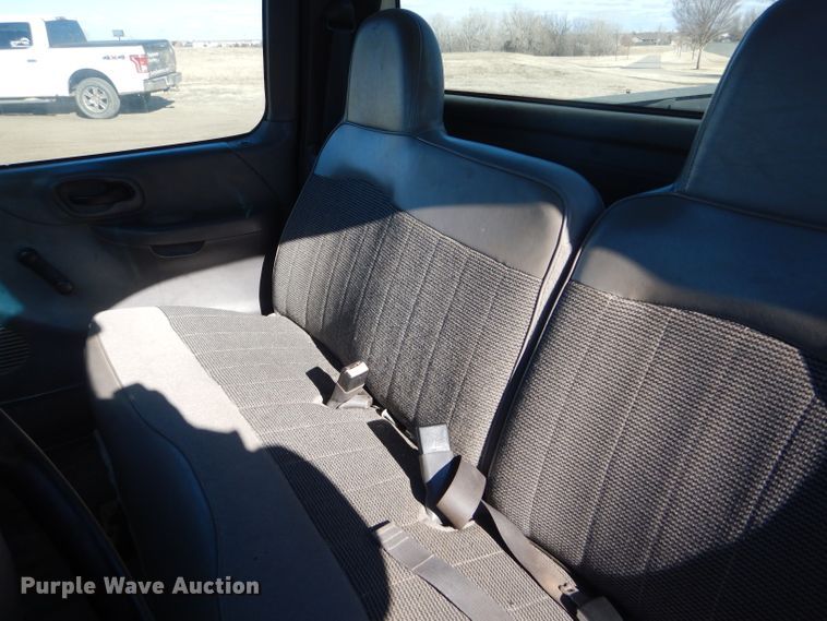 image for item FG9966 2002 Ford F150 XL pickup truck