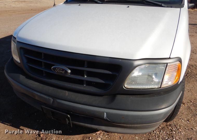 image for item FG9966 2002 Ford F150 XL pickup truck