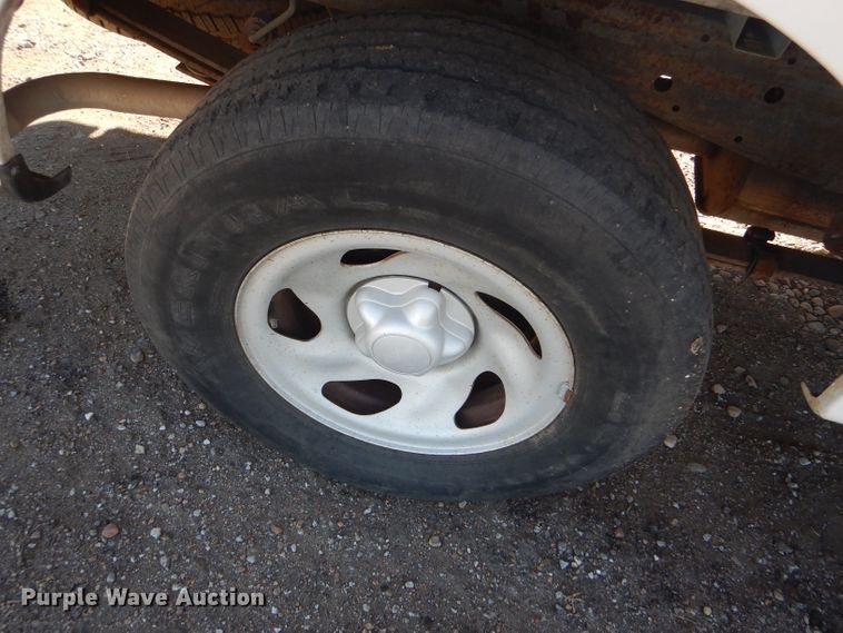 image for item FG9966 2002 Ford F150 XL pickup truck