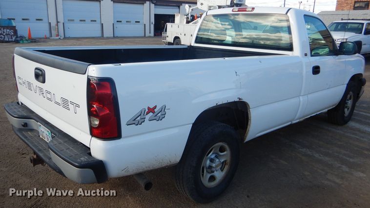 image for item FG9984 2004 Chevrolet Silverado 1500 pickup truck