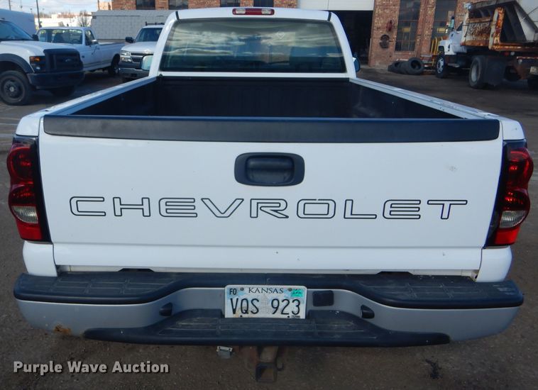 image for item FG9984 2004 Chevrolet Silverado 1500 pickup truck