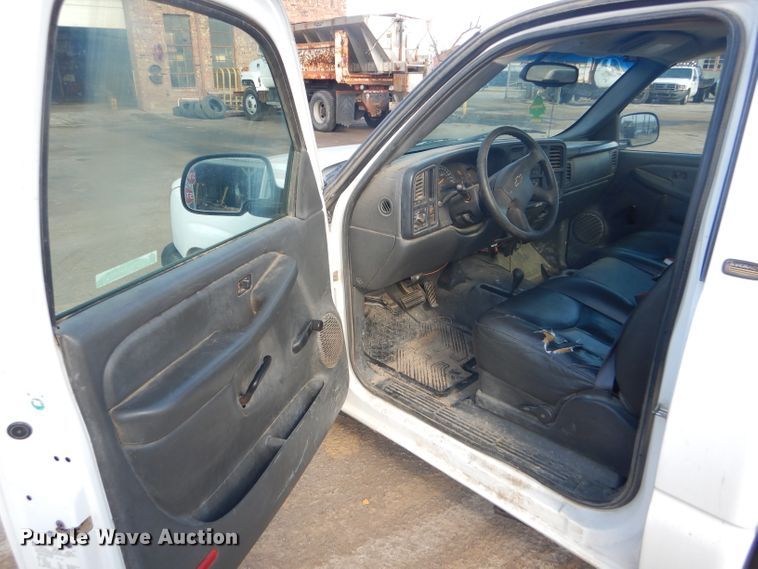 image for item FG9984 2004 Chevrolet Silverado 1500 pickup truck