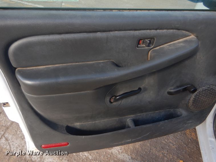 image for item FG9984 2004 Chevrolet Silverado 1500 pickup truck