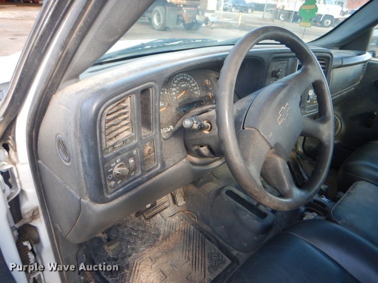 image for item FG9984 2004 Chevrolet Silverado 1500 pickup truck