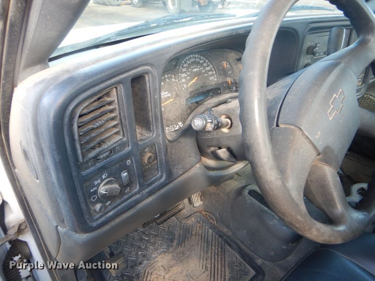 image for item FG9984 2004 Chevrolet Silverado 1500 pickup truck