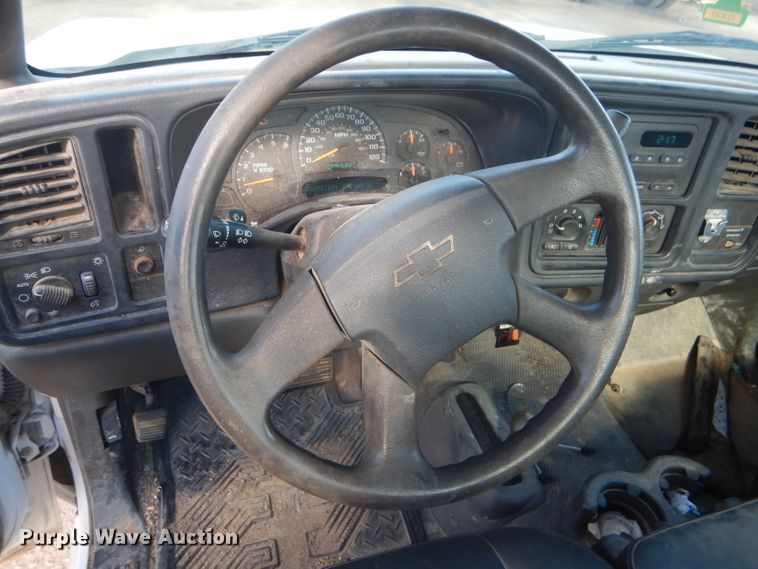 image for item FG9984 2004 Chevrolet Silverado 1500 pickup truck