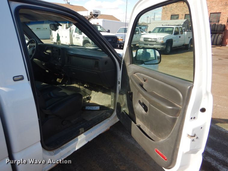 image for item FG9984 2004 Chevrolet Silverado 1500 pickup truck