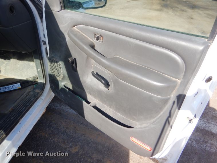 image for item FG9984 2004 Chevrolet Silverado 1500 pickup truck