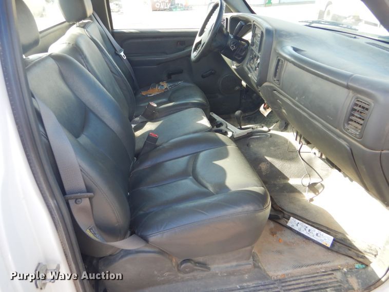 image for item FG9984 2004 Chevrolet Silverado 1500 pickup truck