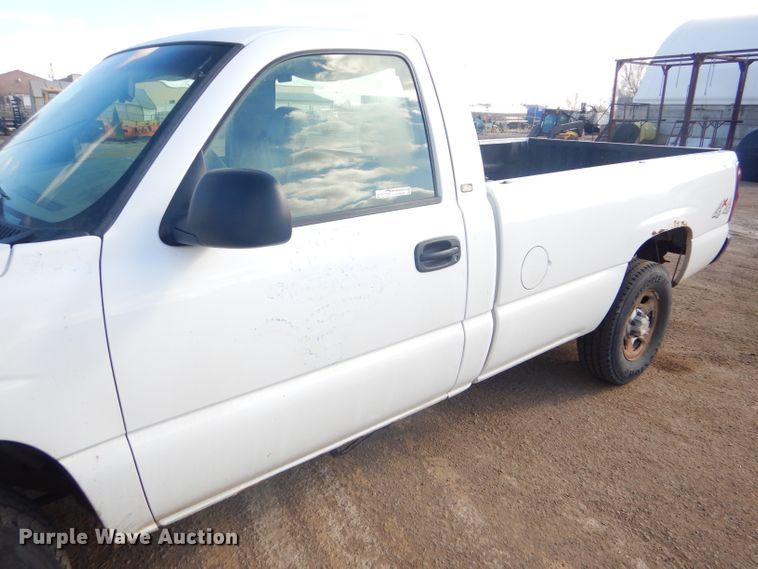 image for item FG9984 2004 Chevrolet Silverado 1500 pickup truck