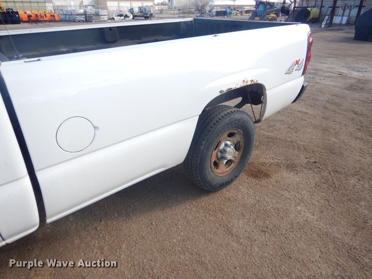 image for item FG9984 2004 Chevrolet Silverado 1500 pickup truck