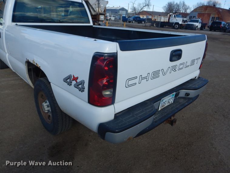 image for item FG9984 2004 Chevrolet Silverado 1500 pickup truck