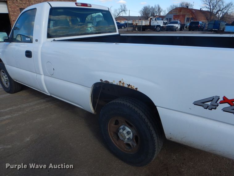 image for item FG9984 2004 Chevrolet Silverado 1500 pickup truck