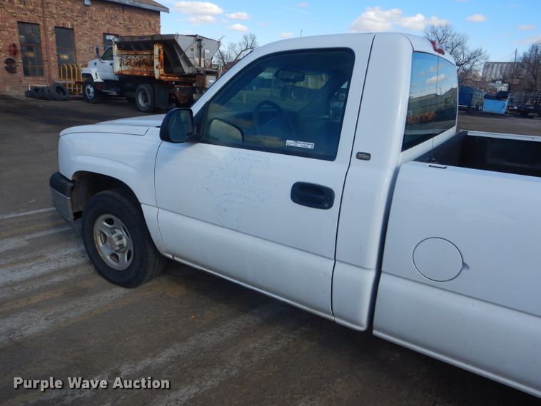 image for item FG9984 2004 Chevrolet Silverado 1500 pickup truck