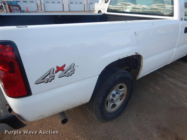 image for item FG9984 2004 Chevrolet Silverado 1500 pickup truck