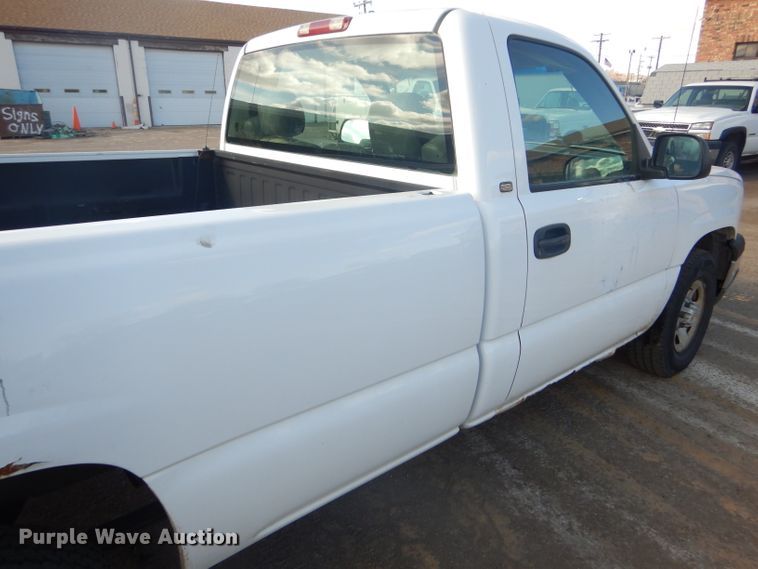 image for item FG9984 2004 Chevrolet Silverado 1500 pickup truck