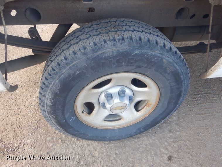 image for item FG9984 2004 Chevrolet Silverado 1500 pickup truck