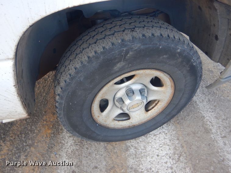 image for item FG9984 2004 Chevrolet Silverado 1500 pickup truck