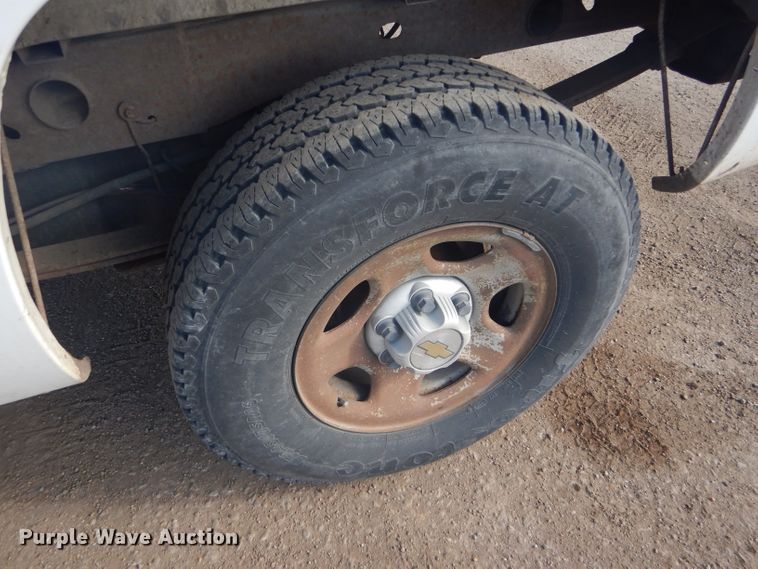 image for item FG9984 2004 Chevrolet Silverado 1500 pickup truck