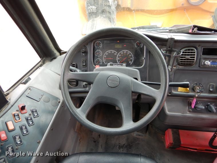 image for item GE9125 2007 Freightliner Thomas school bus