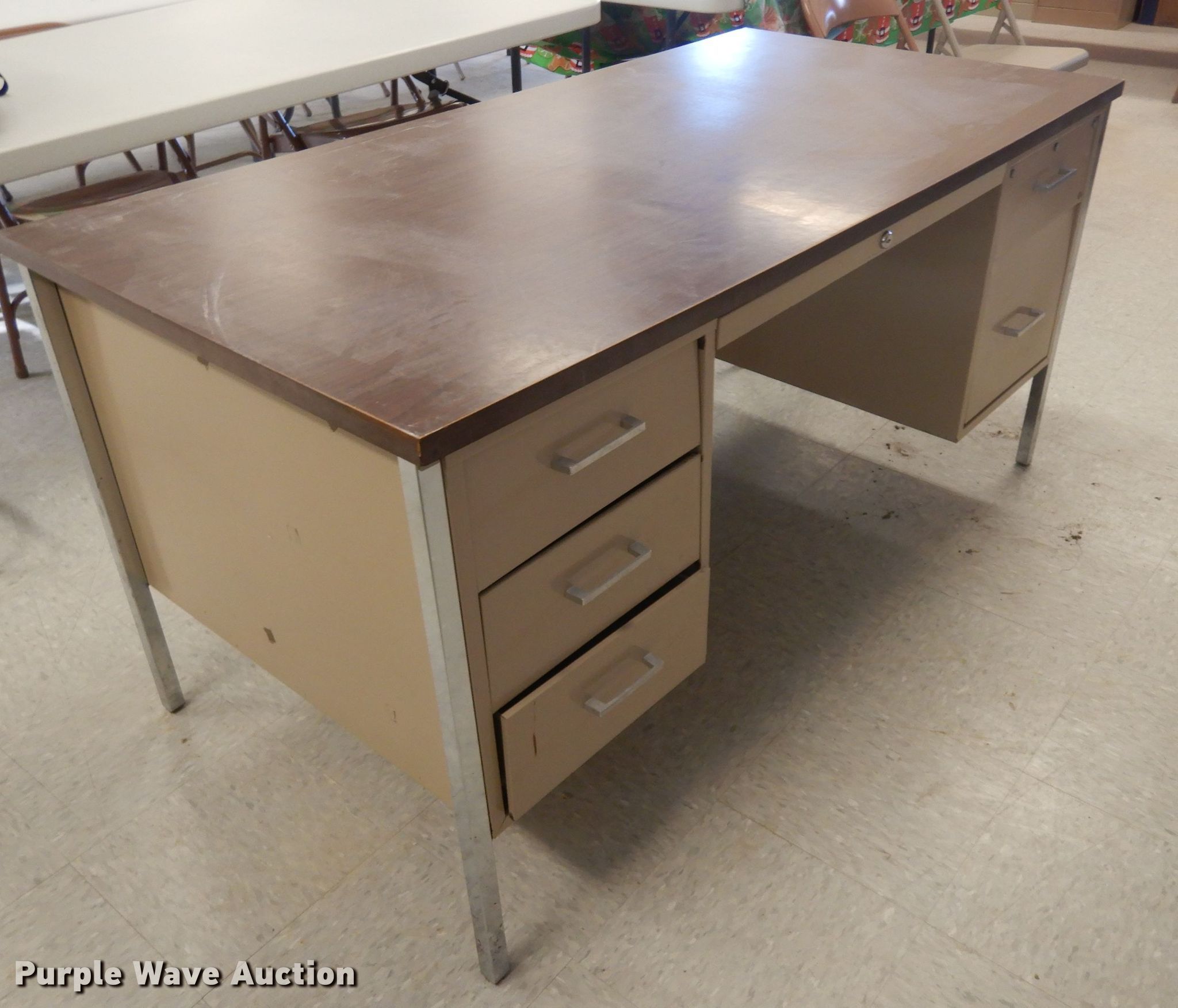 (3) desks in Lincoln, NE Item ER9880 sold Purple Wave