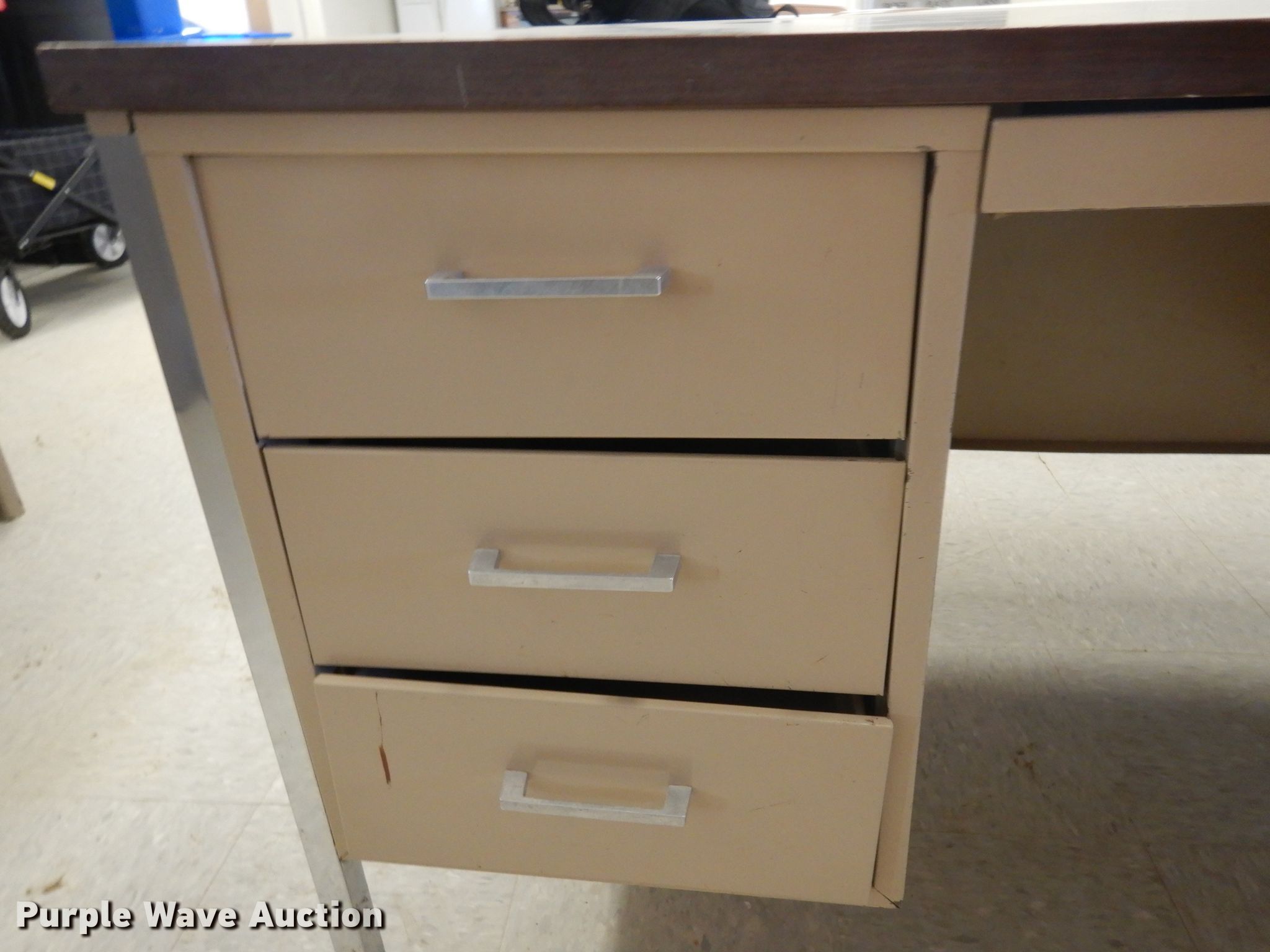 (3) desks in Lincoln, NE Item ER9880 sold Purple Wave