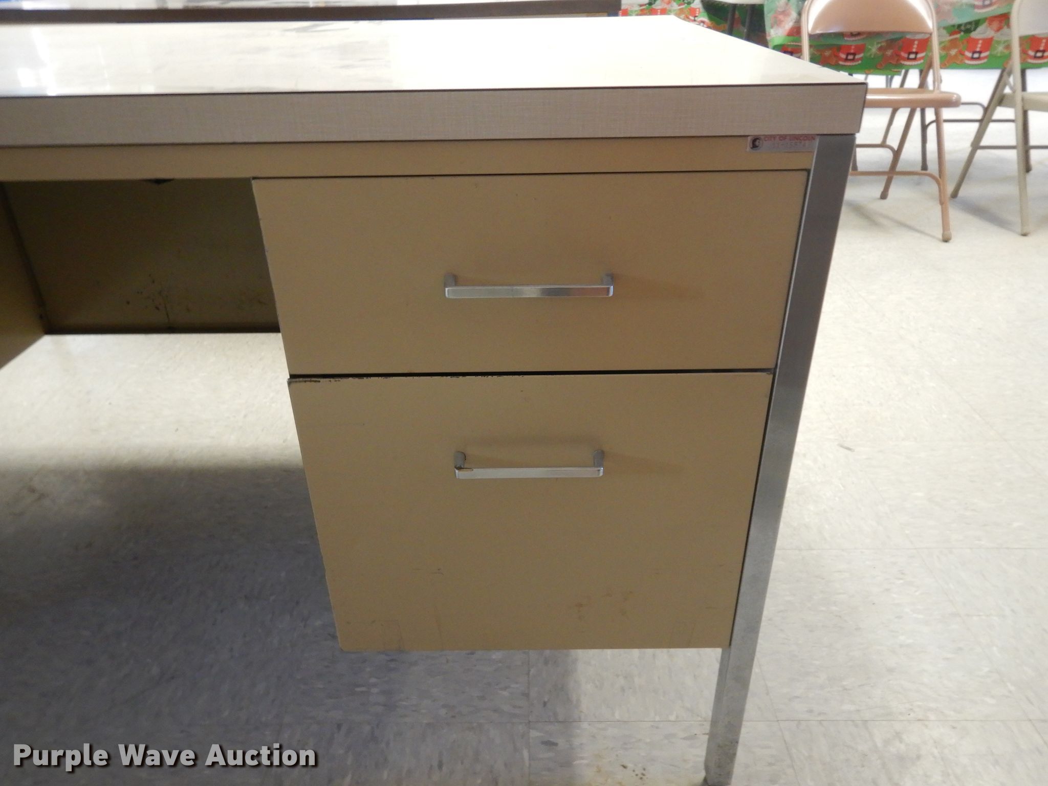 (3) desks in Lincoln, NE Item ER9880 sold Purple Wave