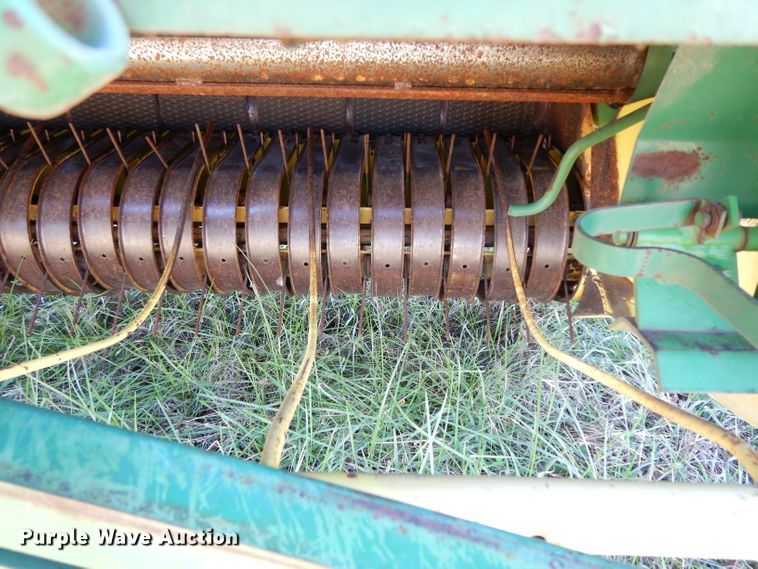 image for item DH2351 John Deere 375 round baler